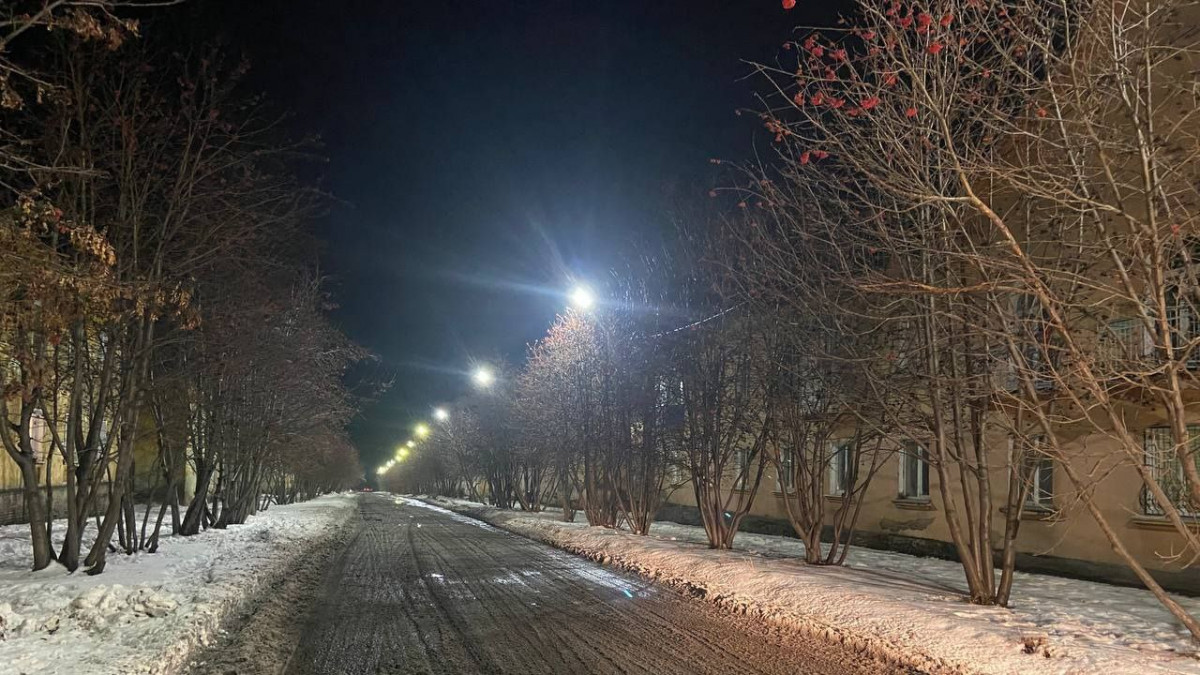 Освещение улицы Планерной. Пасмурный вечер в Прокопьевске. Маганак эстакада Прокопьевск. Прокопьевск 2022 год фото.